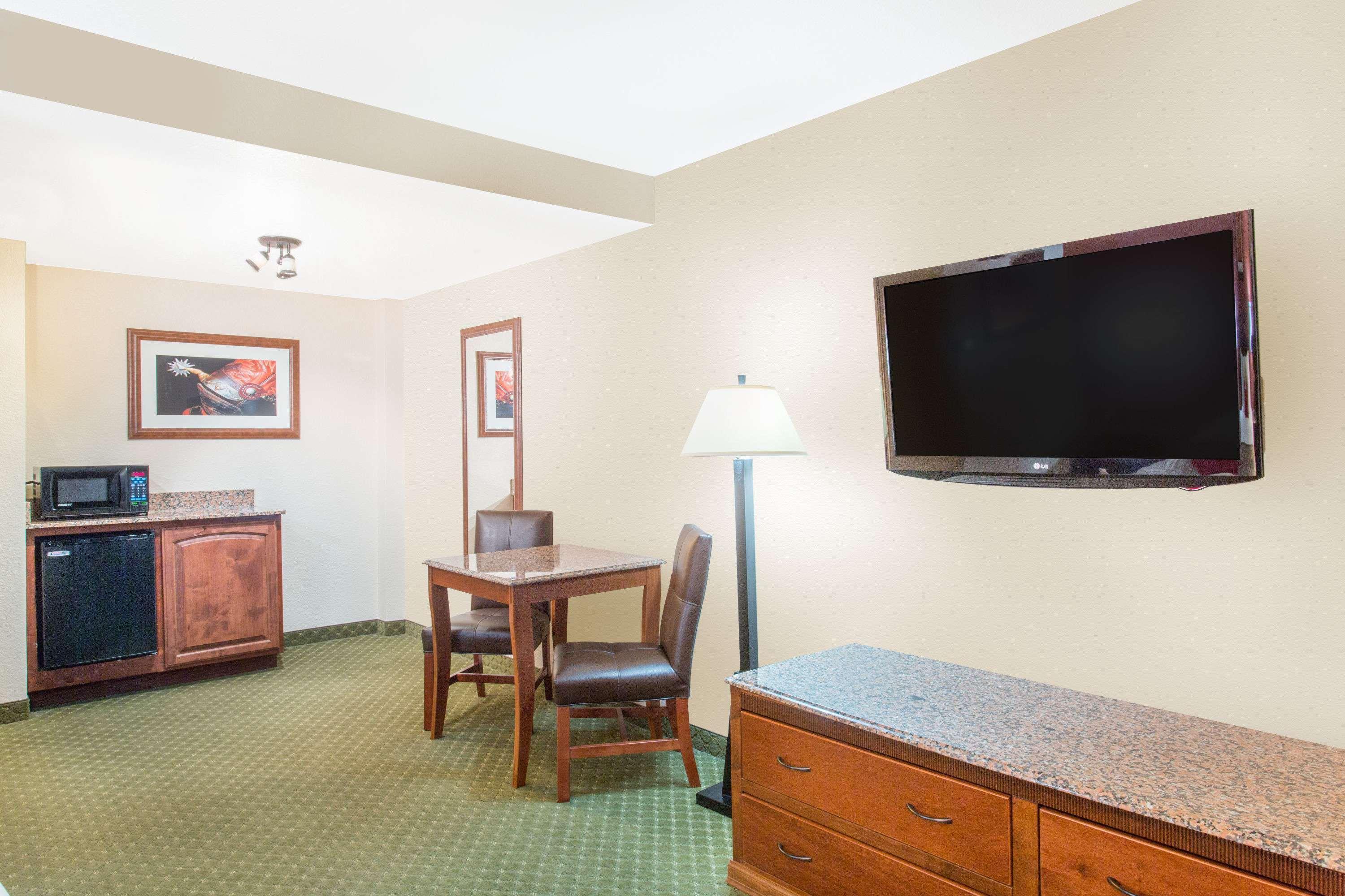 Ramada By Wyndham Elko Hotel At Stockmen'S Casino Bagian luar foto